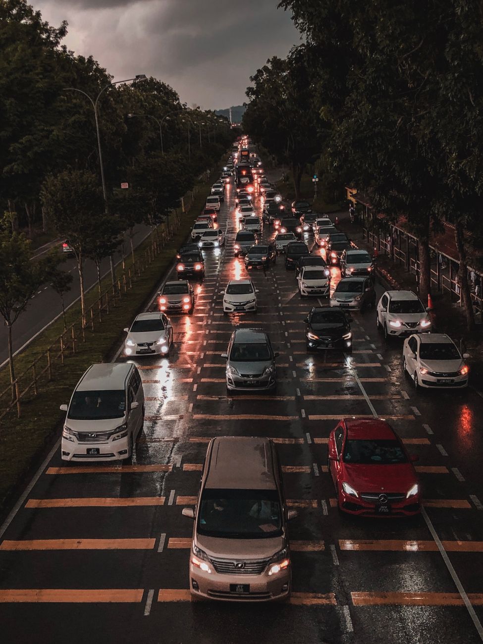 Ploaia cauzează accidente și probleme pentru șoferii nepregătiți în trafic pe timp de ploaie