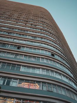 An architectural view of a curved high-rise building in Belo Horizonte, Brazil.