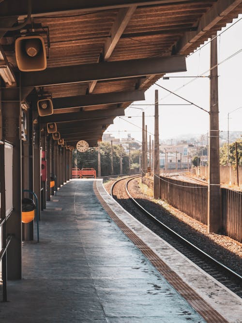 Foto profissional grátis de desocupado, estação de trem, plataforma de trem