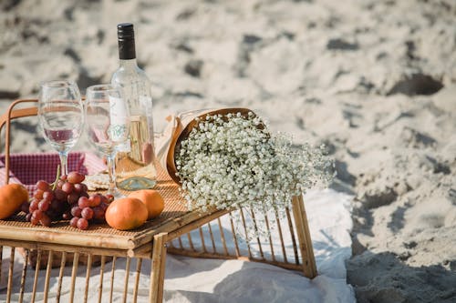 Foto profissional grátis de areia, buquê, copos de vinho