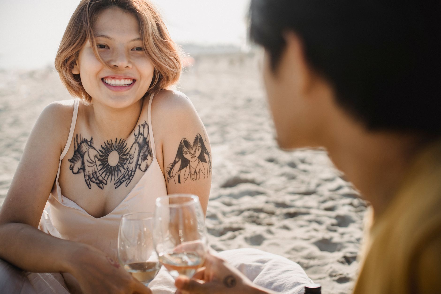 Couple en ambiance festive portant des tatouages temporaires visibles sur le cou et le corps
