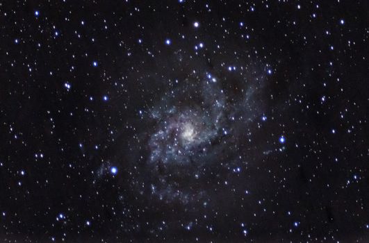 遥远的银河系在令人惊叹的星空景象中凸显出来