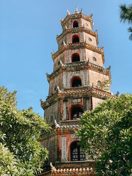 在充满活力的日光下，古塔与标志性的亚洲建筑被拍摄下来