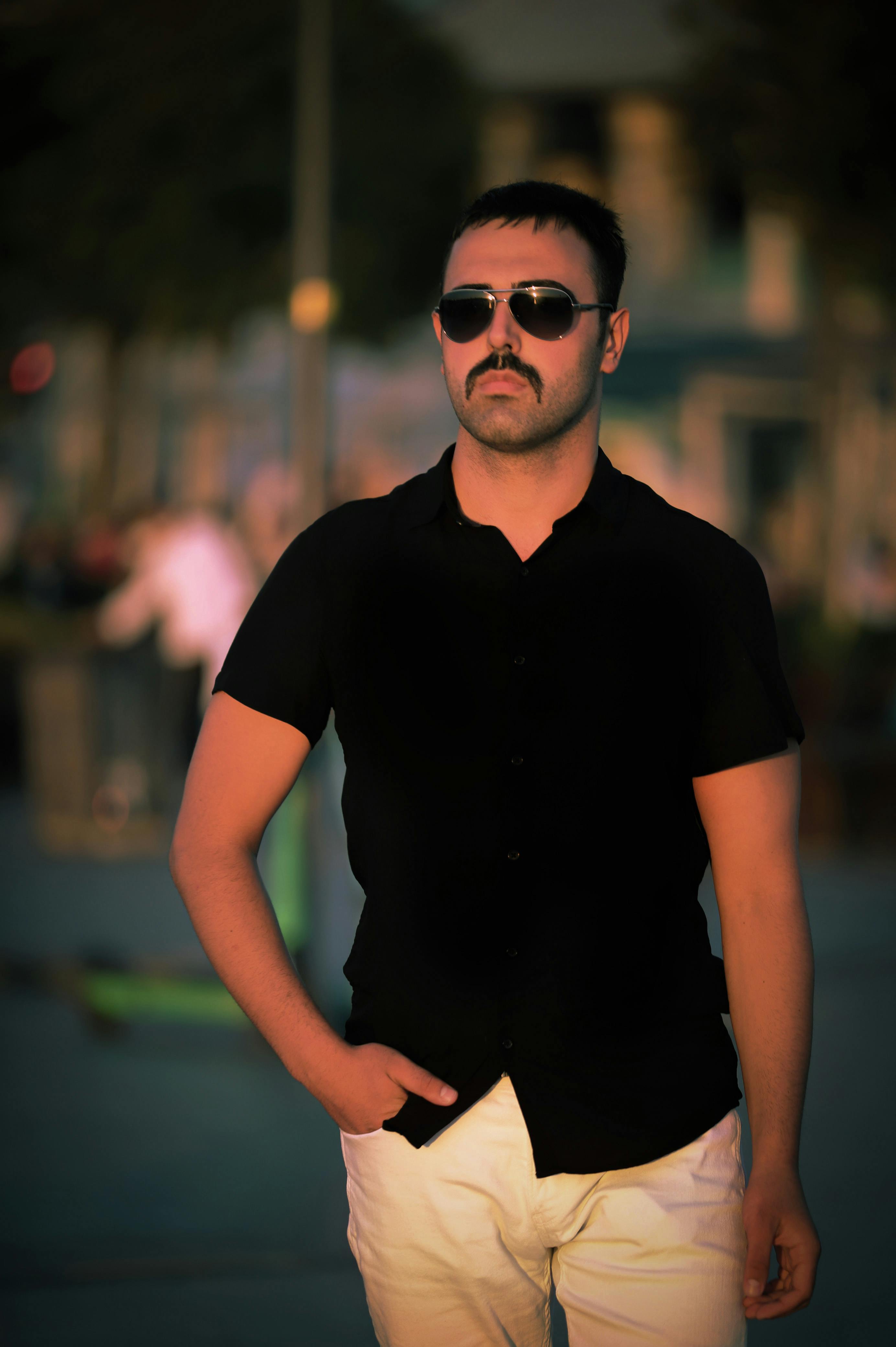 휴식 시간에 눈을 감고 있는 사람