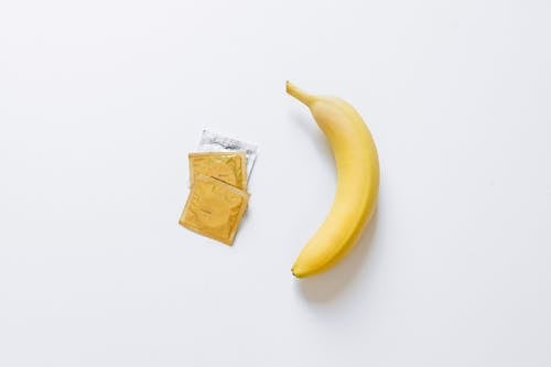 黃色香蕉旁邊的避孕套
