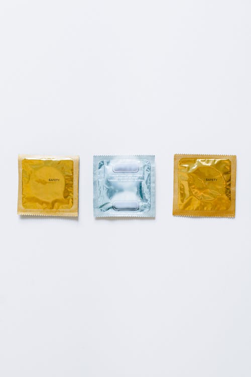 무료 흰색 표면에 3 개의 콘돔 스톡 사진