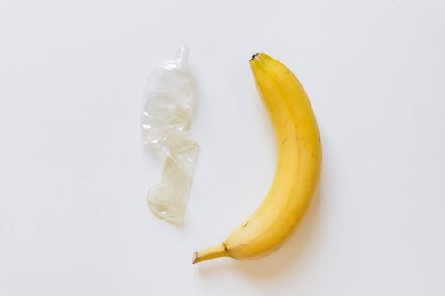 香蕉旁邊的解開的避孕套