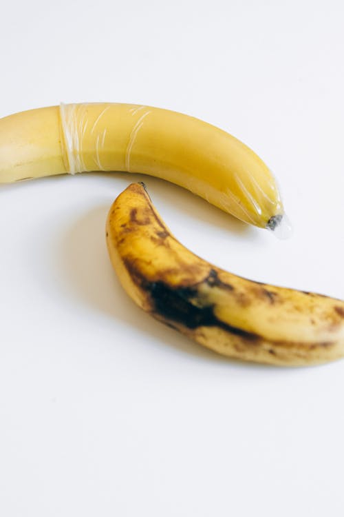 Plátanos En Superficie Blanca