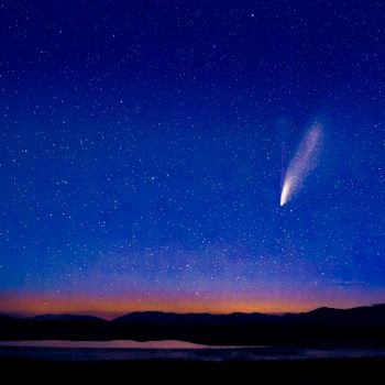 蒙大拿州上空，一颗彗星划过星空的景象十分壮观