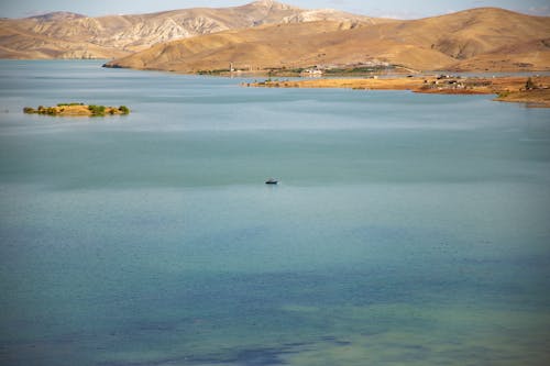 Majestosa Cordilheira Montanhosa Próxima Ao Lago Azul