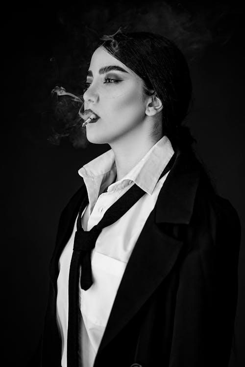 Darmowe zdjęcie z galerii z czarny blezer, czarny i biały, dymiący