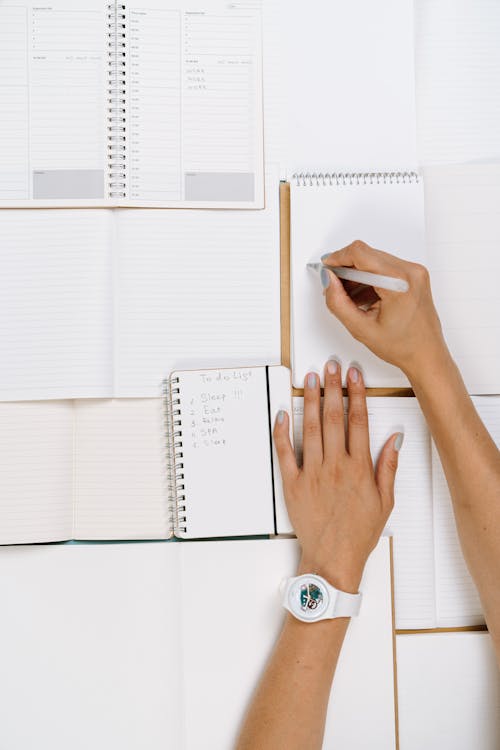 Fotobanka s bezplatnými fotkami na tému biely papier, držanie, flatlay