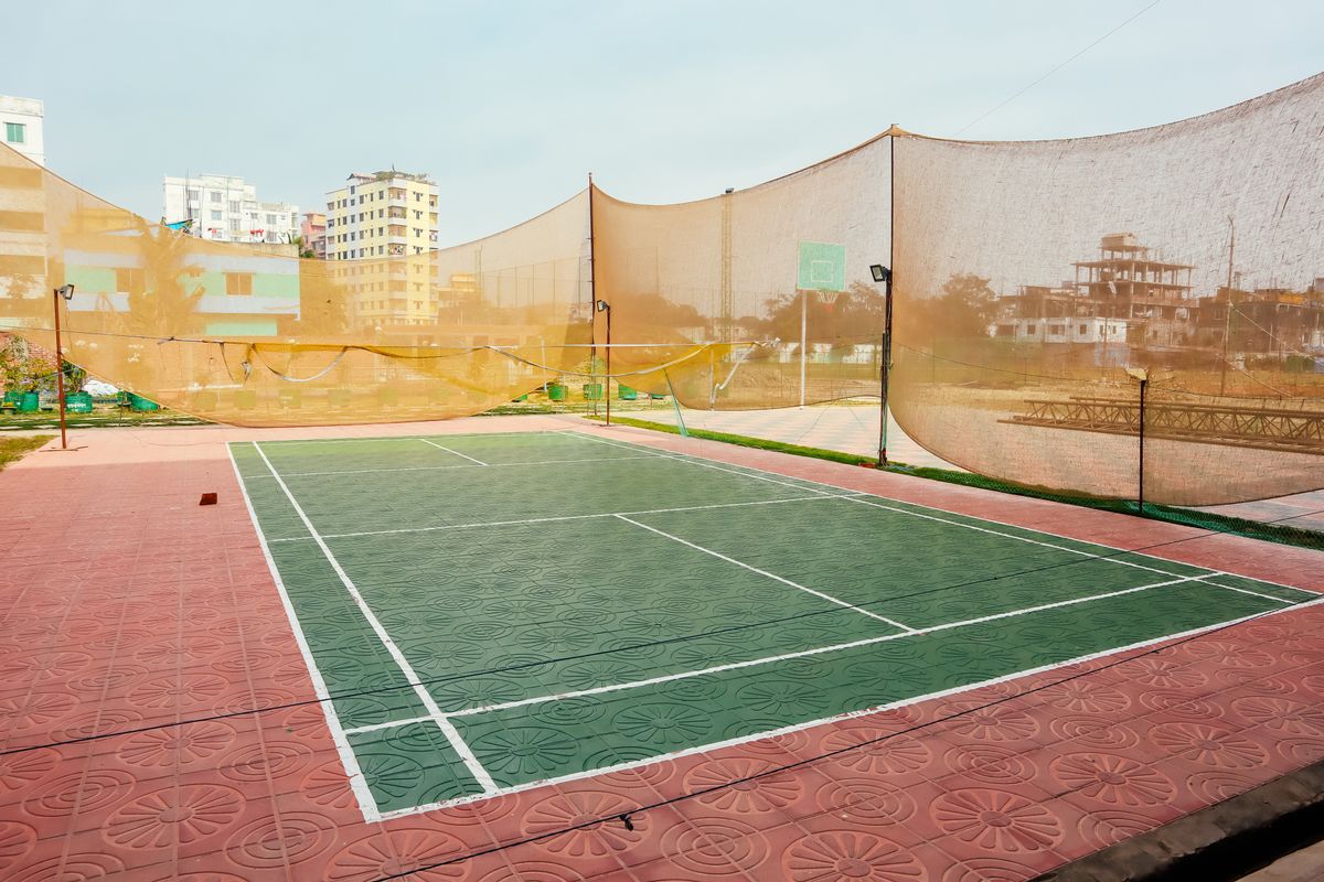 Terrain de tennis extérieur avec filet