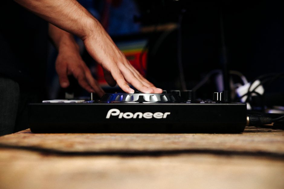 Console de mixagem profissional em um espaço de marca moderno com iluminação quente