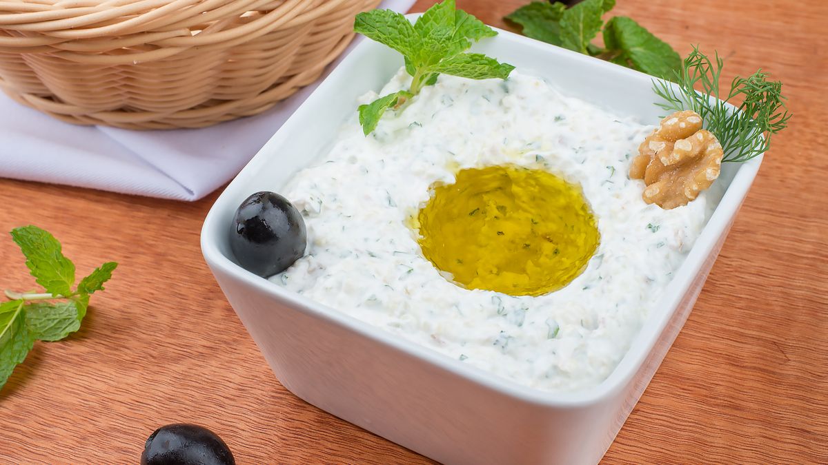 לבנה, זיתים וזעתר על פיתה