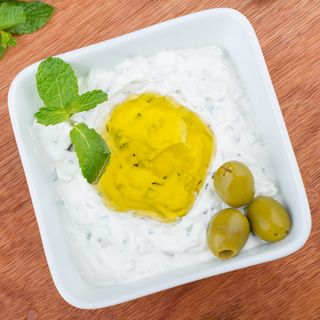 Labneh lemon-herb sauce — photo by Shameel mukkath on Pexels