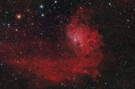 以无数恒星为背景的红色星云令人惊叹，展现了宇宙之美
