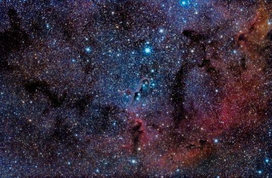 星空景象令人惊叹，展示了银河系和色彩缤纷的宇宙云