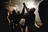 一群人在热闹的夜总会里庆祝、跳舞