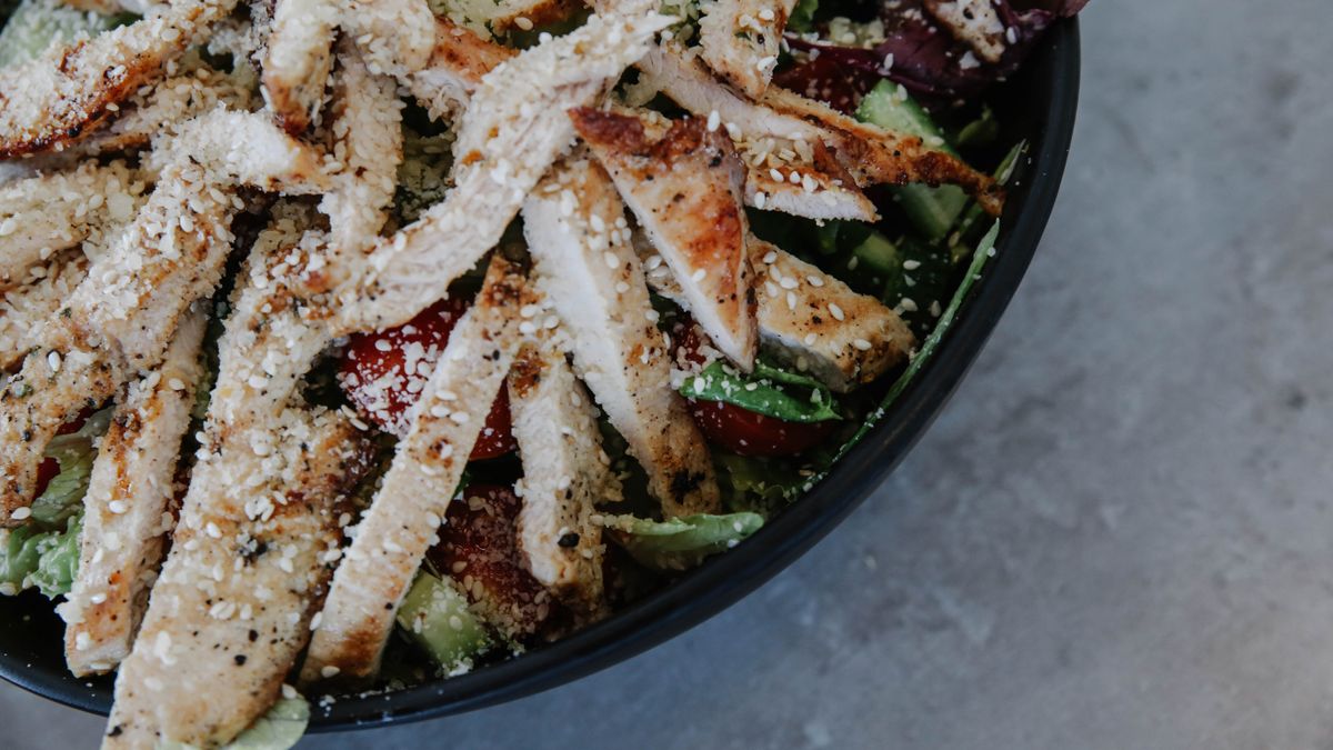 Grilled chicken with crunchy salad