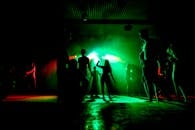 夜总会里，灯光绚丽，人们在活跃的气氛中跳舞