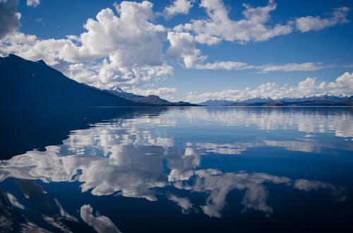 Seewasser Unter Weißem Und Blauem Himmel Während Des Tages