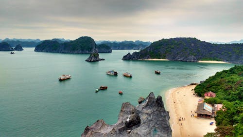 Immagine gratuita di barche, isole, la baia di halong