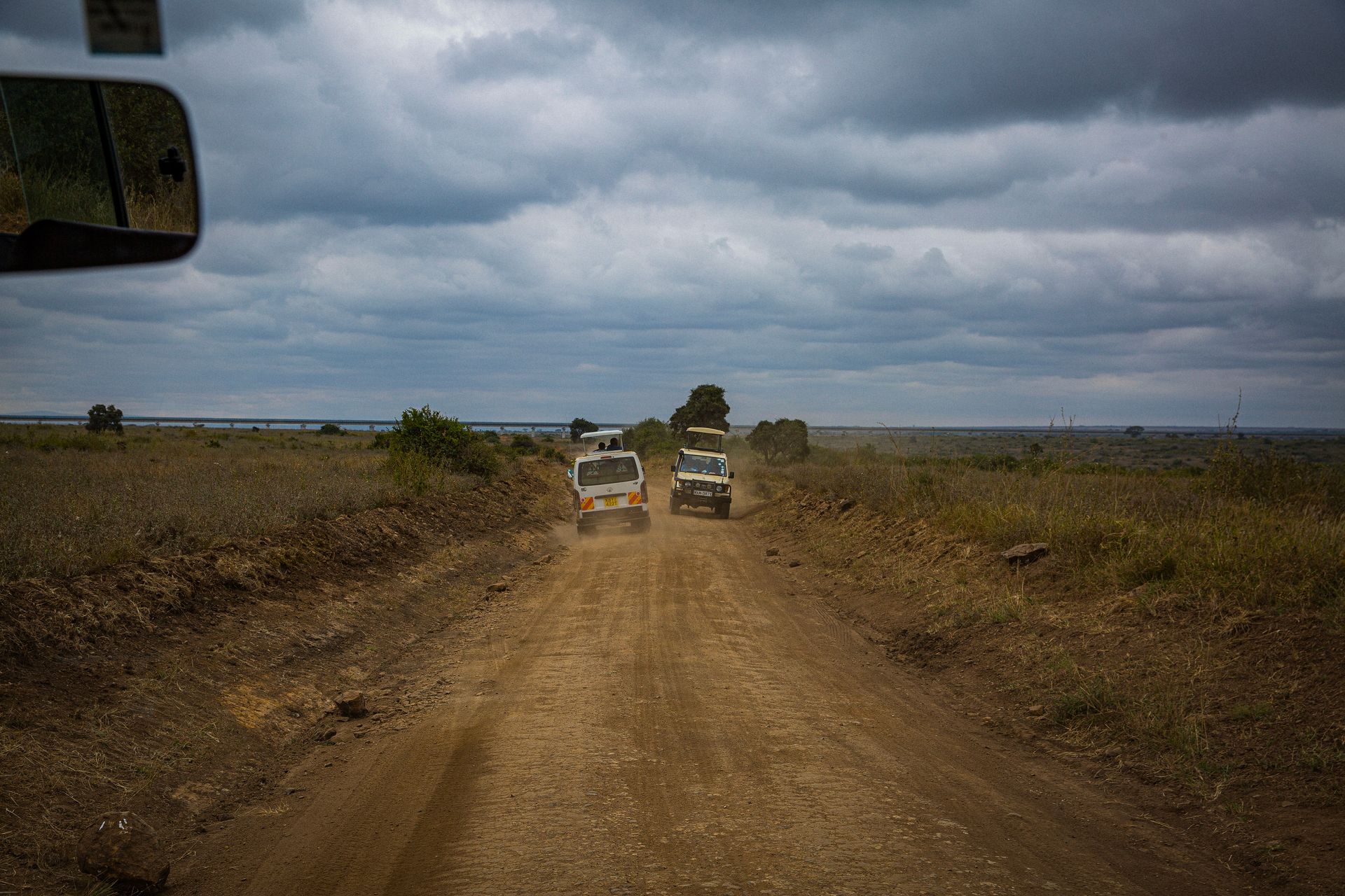 Un camino fronterizo polvoriento bajo un cielo nublado