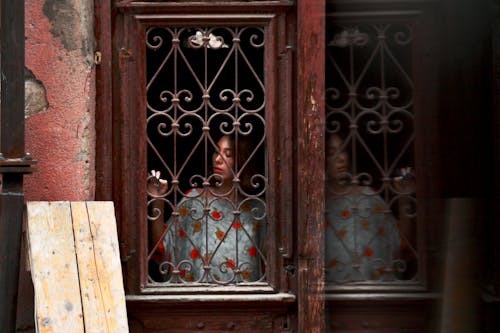 Femme Debout Sur La Porte