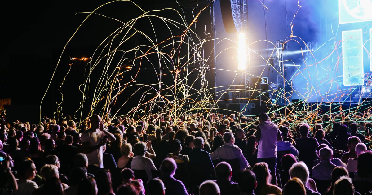 Koncertní atmosféra s barevnými světly