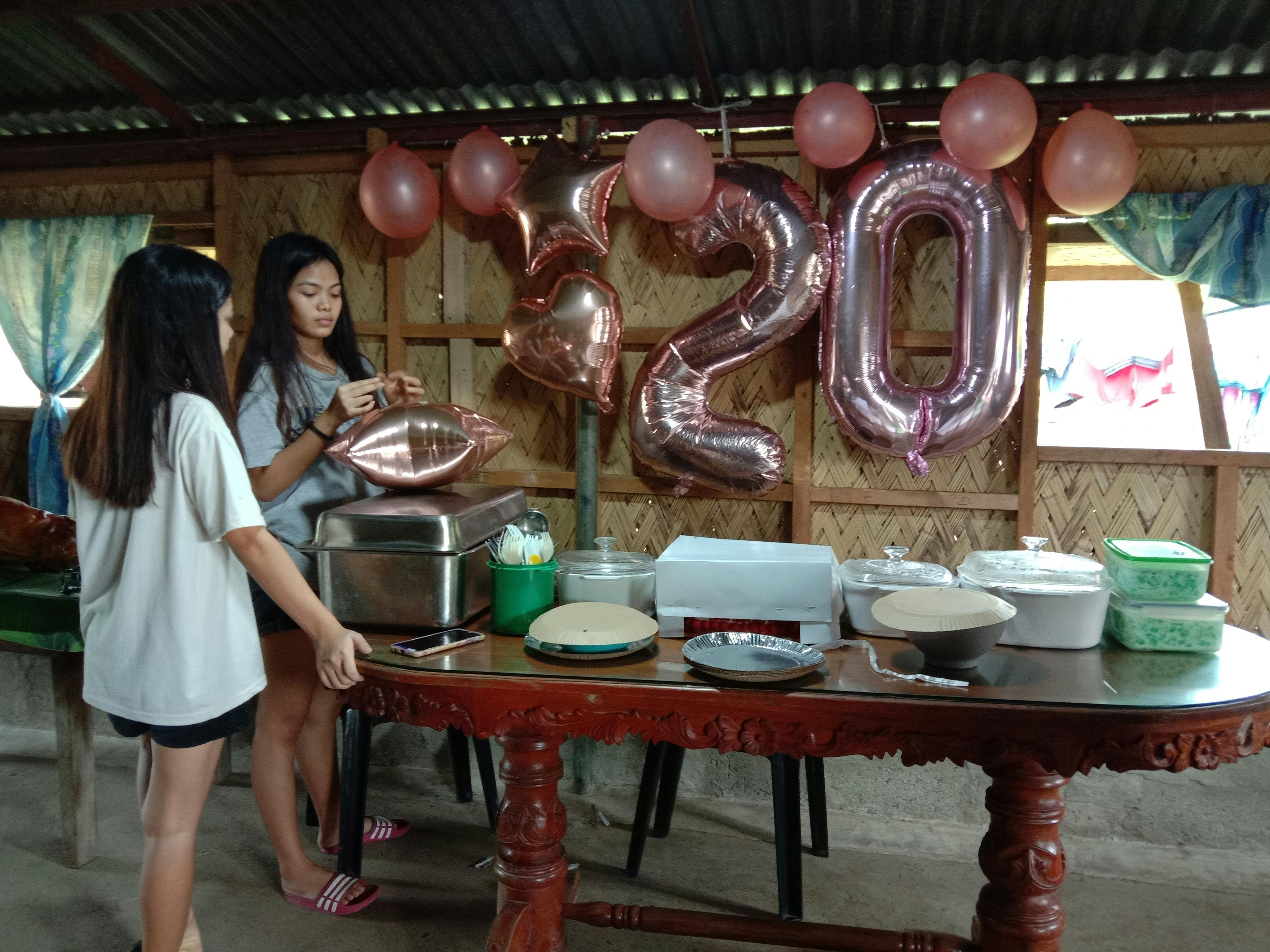 야구장 좌석에서 응원하는 팬들