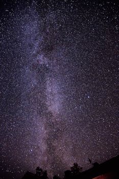 捕捉瑞典上空星光熠熠的夜空，展现银河系的光芒