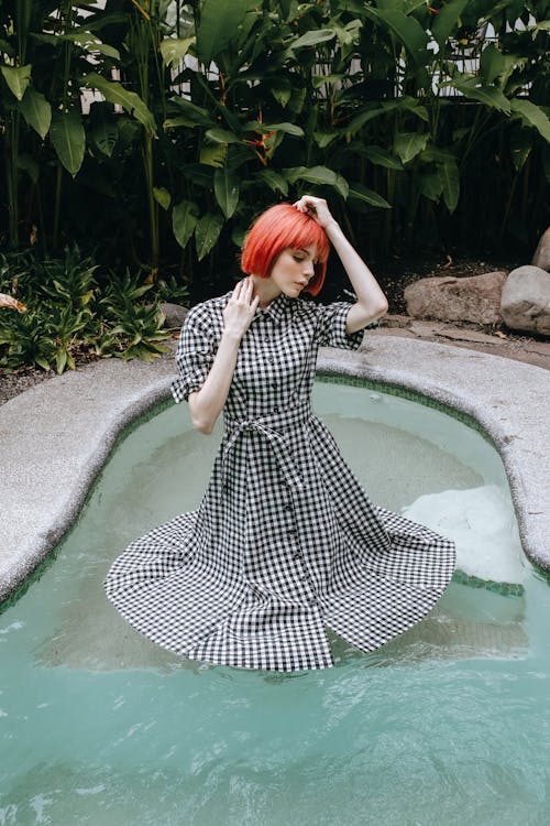 Mujer Sensible En Vestido De Pie En La Piscina