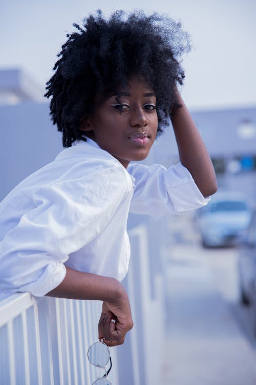 Fotos de stock gratuitas de afro, apoyado, barandilla