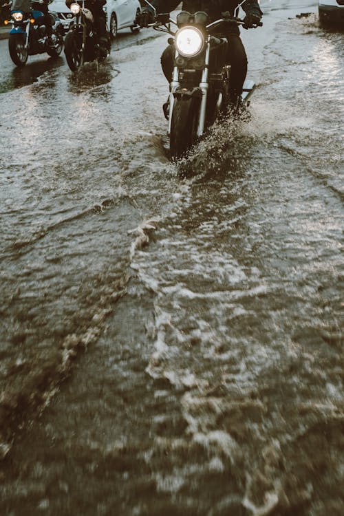 Kostenloses Stock Foto zu flut, motorrad, vertikaler schuss