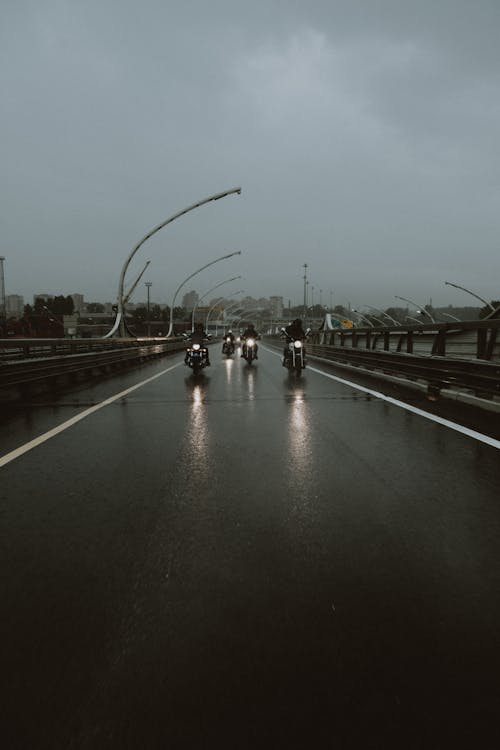 Kostenloses Stock Foto zu dämmerung, düsterer himmel, motorräder