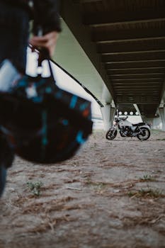 桥下停着一辆摩托车，前景是头盔