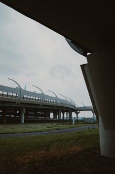 现代化的高速公路立交桥周围环绕着绿草和空地
