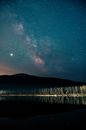 星空令人惊叹，银河系下倒映着山与湖