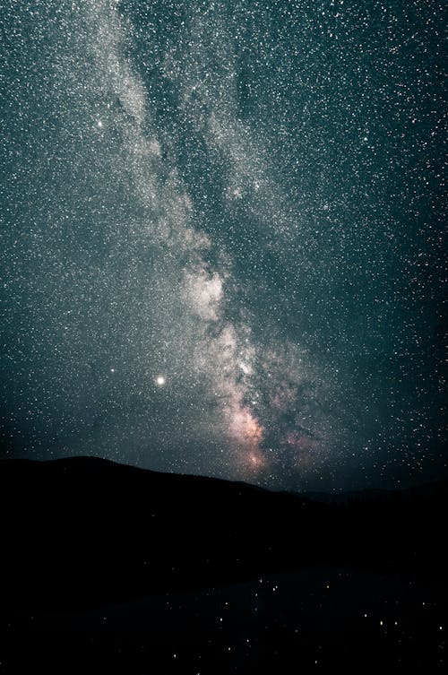 Силуэт горы под звездной ночью