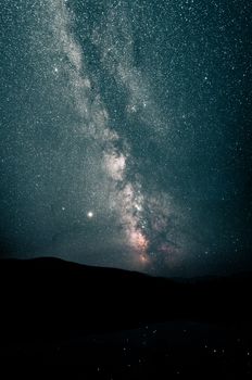 晴朗的夜空中，令人惊叹的图像捕捉到了银河系，展示了大量的恒星