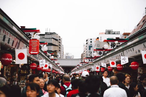 Foto d'estoc gratuïta de banderes japoneses, botigues, caminant