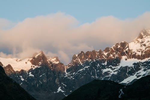 Schneebedeckter Berg Unter Blauem Himmel