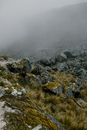 秘鲁安第斯山脉雾气缭绕，宁静的风景中展现出岩石地形和草地