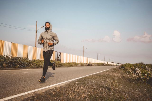 Plan 10 km : coureur seul sur une route dégagée