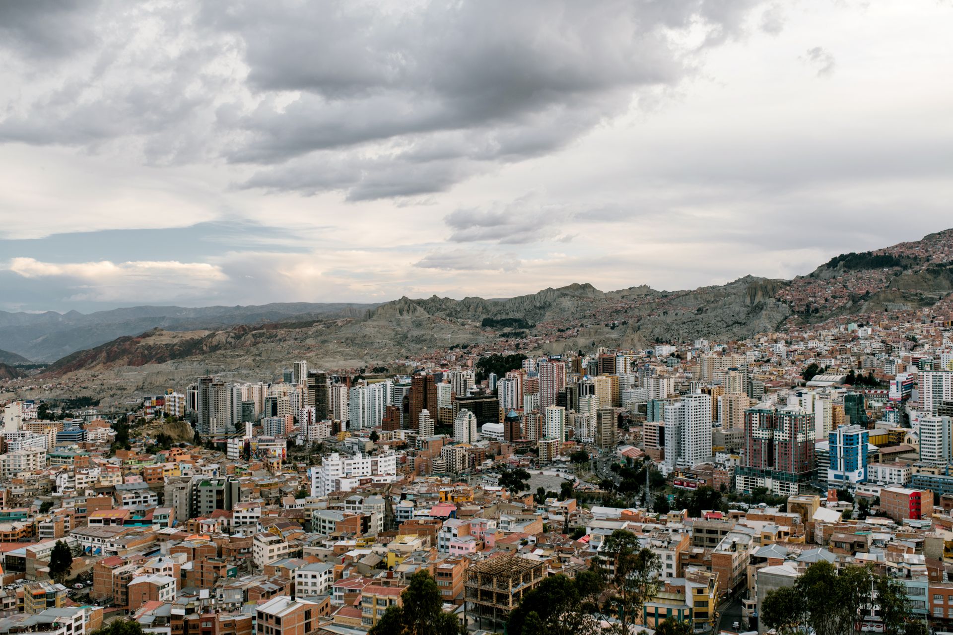 Gündüz vakti And Dağları önünde La Paz şehir manzarası