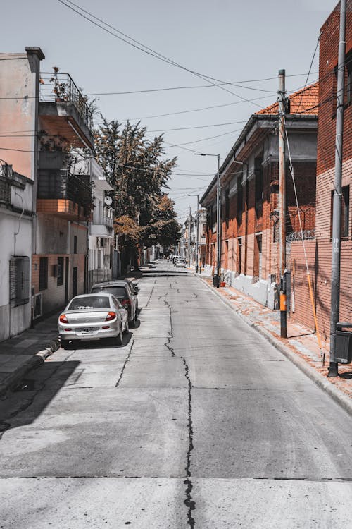 Photos gratuites de bâtiments, câbles électriques, ciel blanc