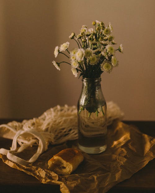 Foto profissional grátis de flores brancas, garrafa de vidro, natureza-morta