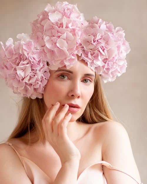 粉色的頭髮，戴著白色的花頭巾的女人