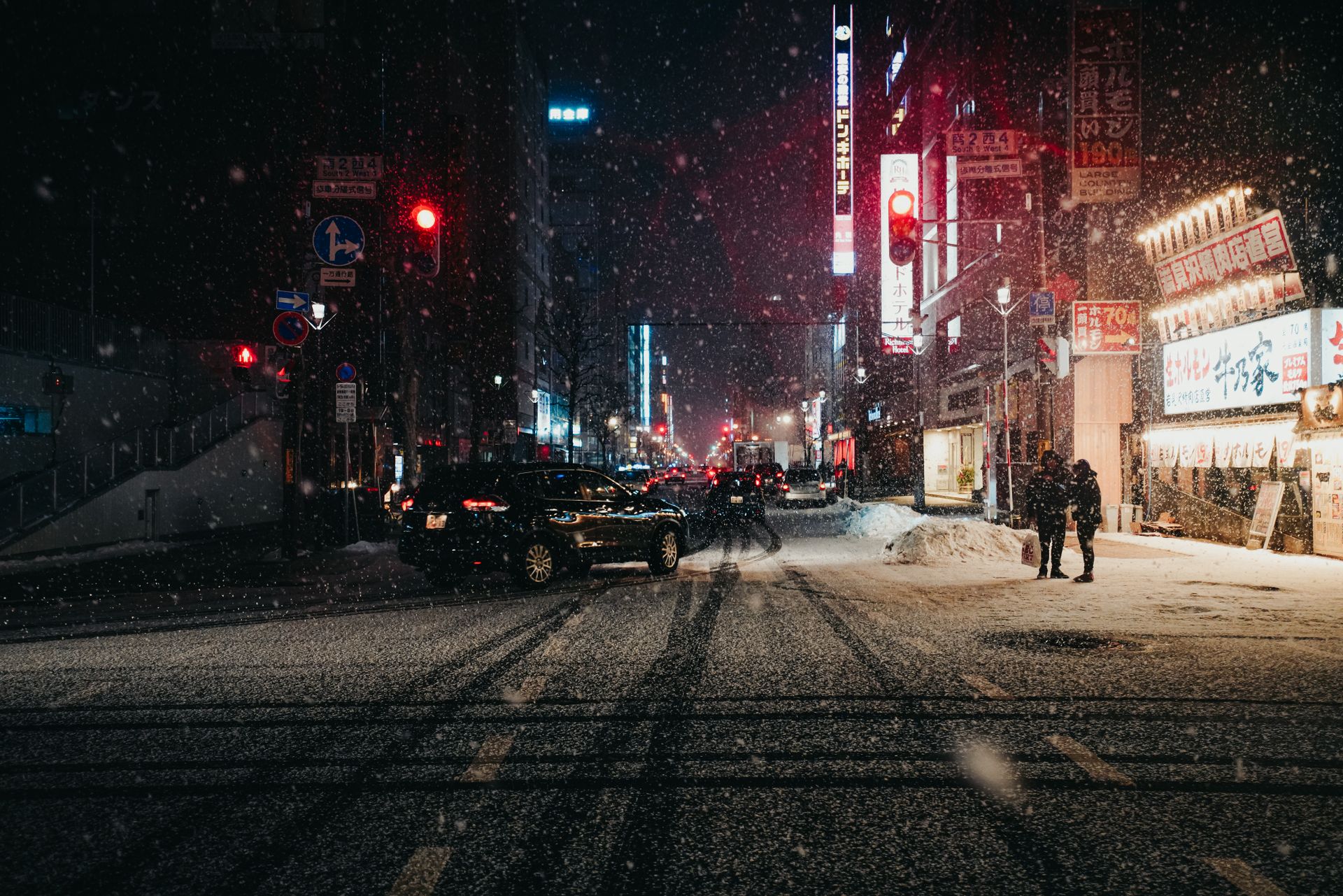 Schneebedeckte Straße bei Nacht für den saisonalen Reifenhinweis